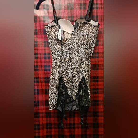 Brand new Victoria's Secret garter slip size 36C - Picture 7 of 8